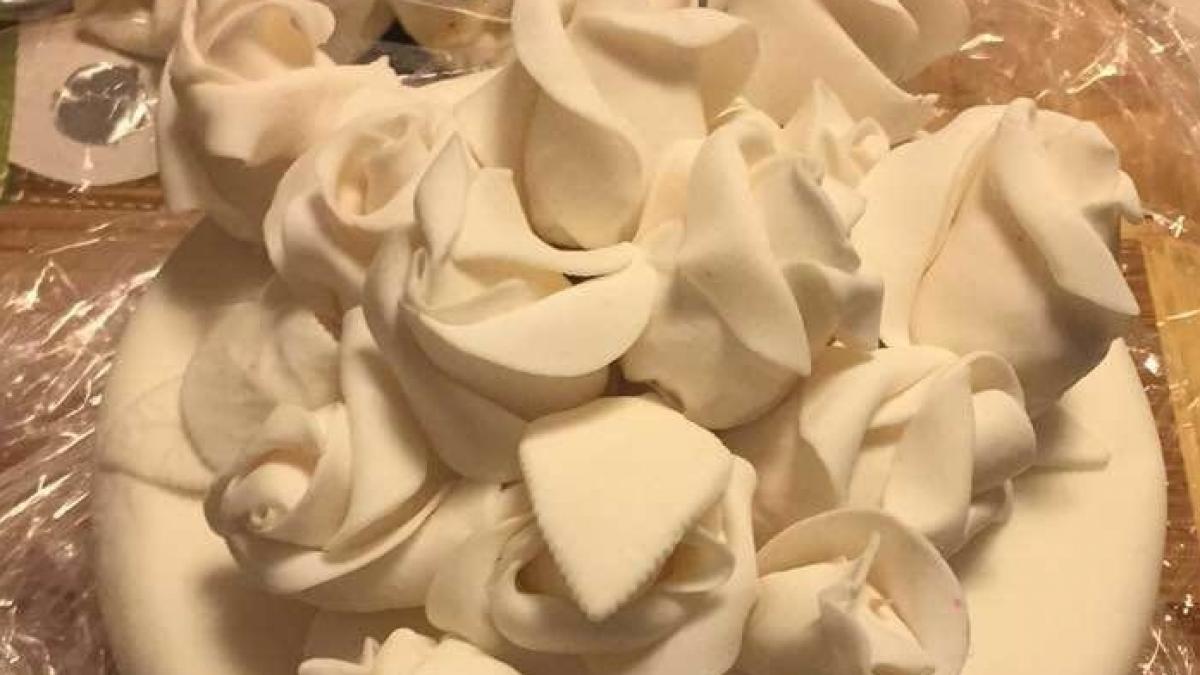 au vrut ca prima lor aniversare sa fie speciala asa ca mirii au decis sa si pastreze partea de sus