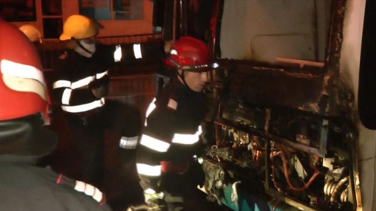 Clipe de groază în Reșița. Un autobuz plin cu persoane a izbucnit în flăcări