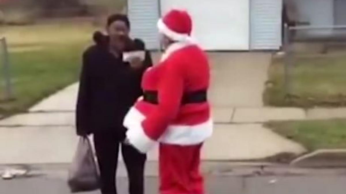 s a imbracat in mos craciun si i a oferit o bancnota unei femei a strazii ce a urmat este de a