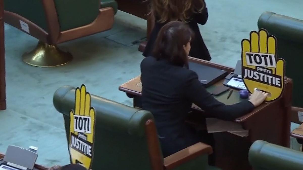 scandal urias in plenul senatului opozitia protest fata de modificarea legii statutului