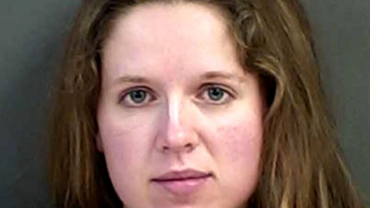 si a gasit sotia in pat cu un elev si le a facut poze cui le a trimis prima data