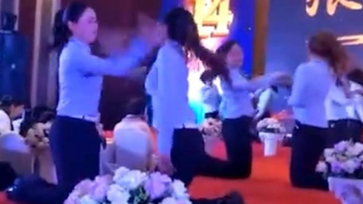 angajatele acestei companii se palmuiesc una pe cealalta motivul socant pentru care se intampla asta