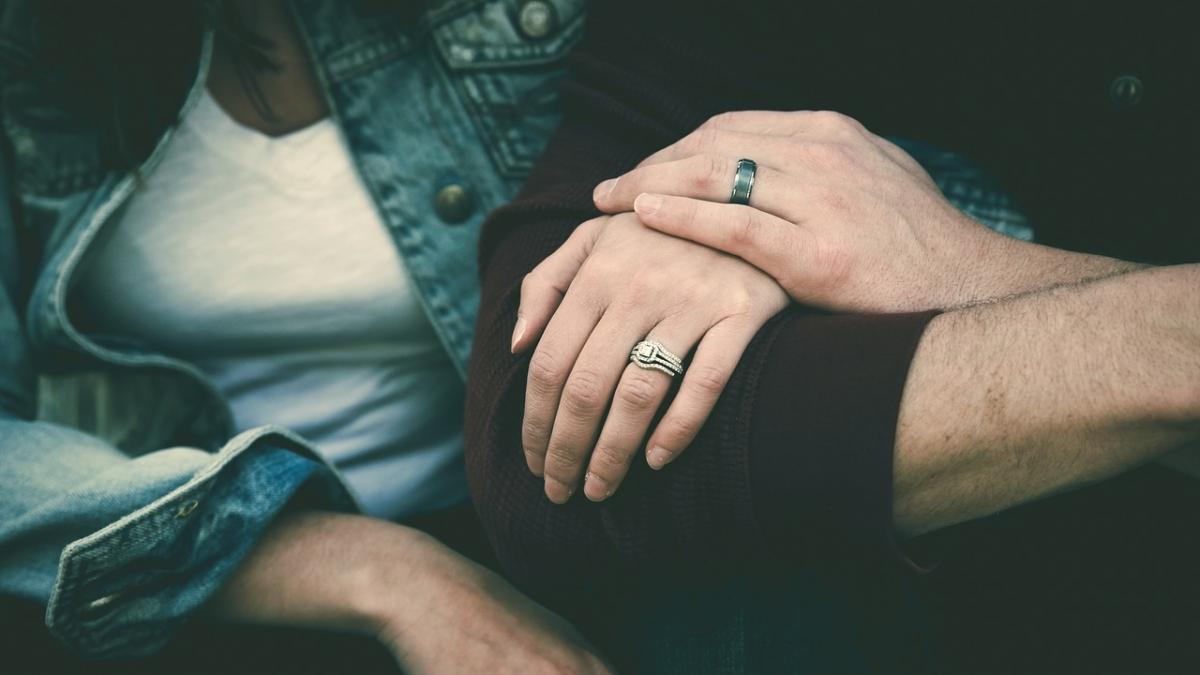 cele mai neobisnuite legi tarile in care mancatul sau exprimarea afectiunii in public pot fi