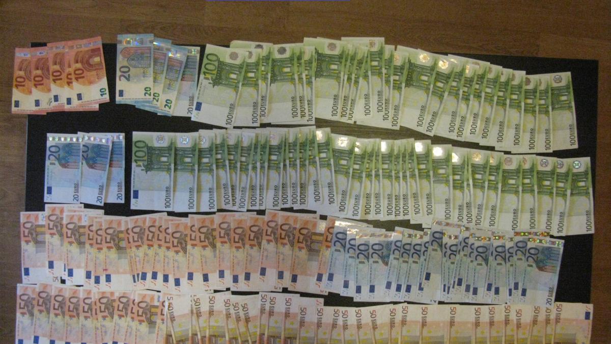 o angajata cec a furat peste 1 000 000 de euro bani pe care apoi i a donat bisericii si saracilor