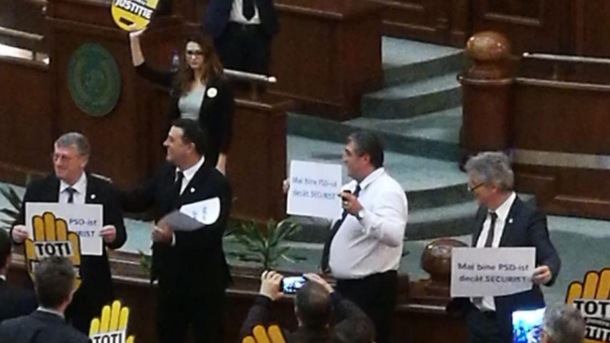 scandal fara limite la senat pesedistii protesteaza in fata useristilor care protesteaza si ei