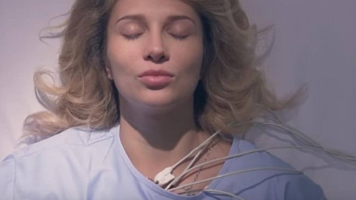 lora pe patul de spital cantareata a fost conectata la aparate