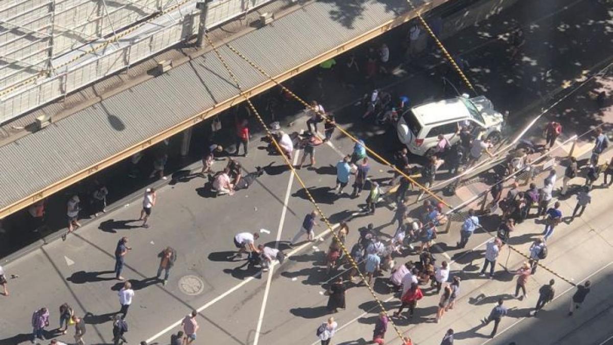 numerosi raniti dupa ce o masina a intrat in plin in pietonii de pe o strada din melbourne foto