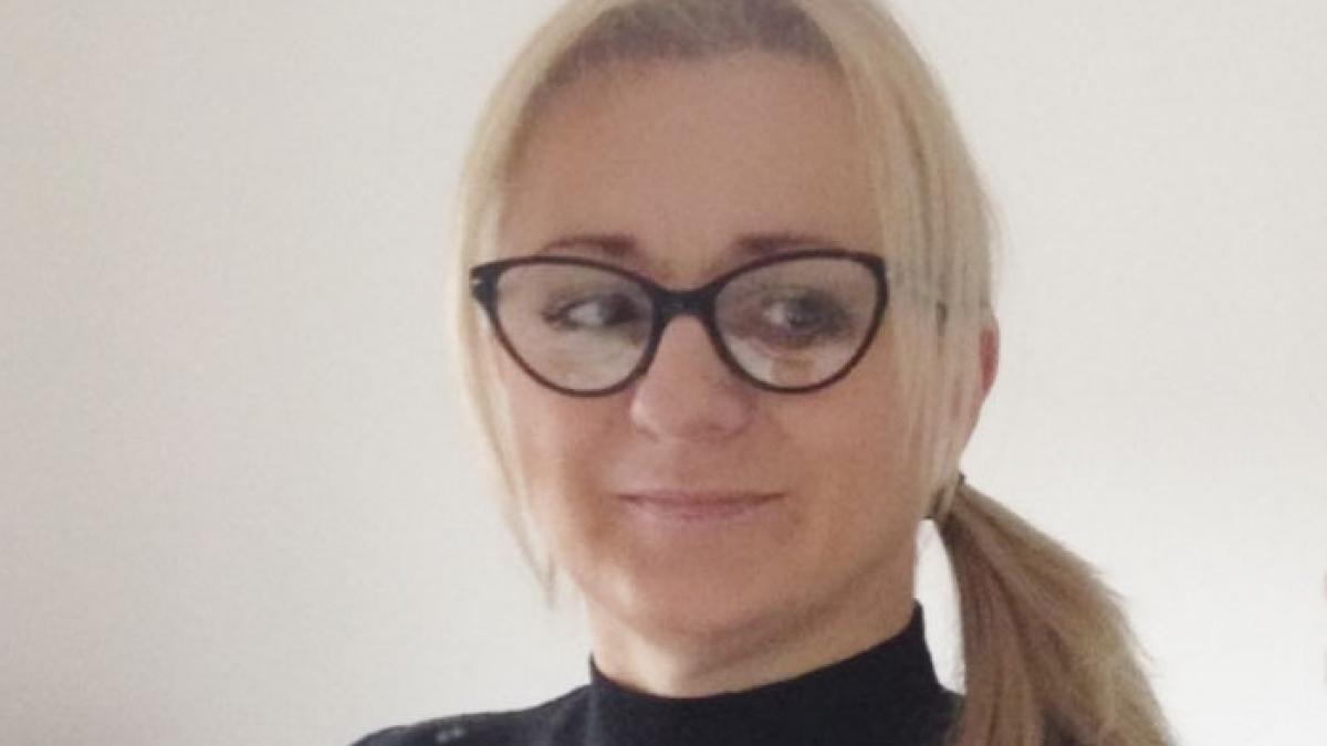 s a trezit in miezul noptii sa si ia ceva din bucatarie a zarit ceva ciudat in patul pisicii asa