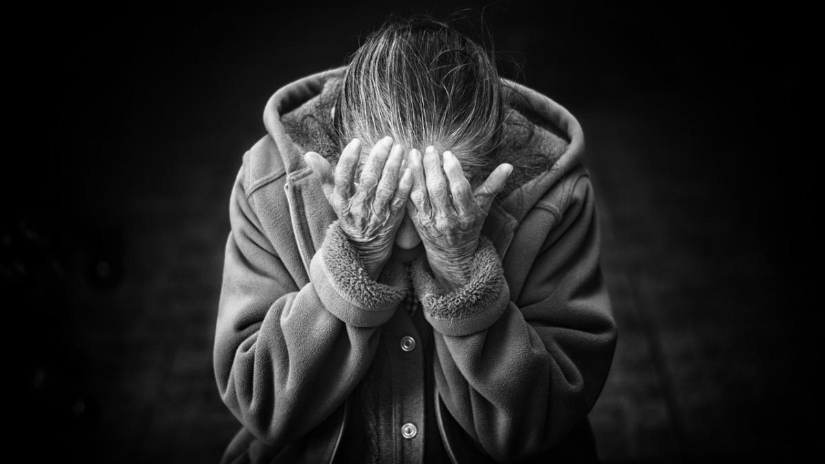 trei tineri au vazut o batrana fara adapost si au convins o sa vina cu ei ce s a intamplat cu