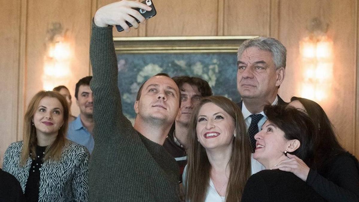 tudose fotografie cu jurnalistii la guvern nu exista societate democratica fara presa