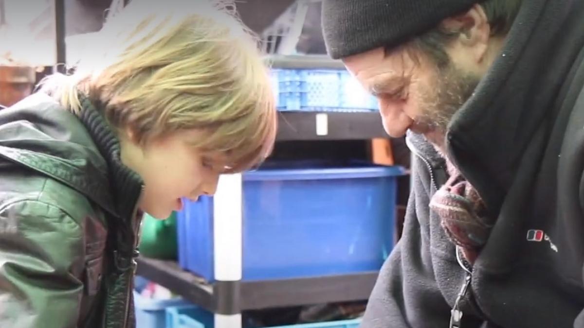 gestul emotionat al unui copil de sapte ani facut pentru oamenii strazii video