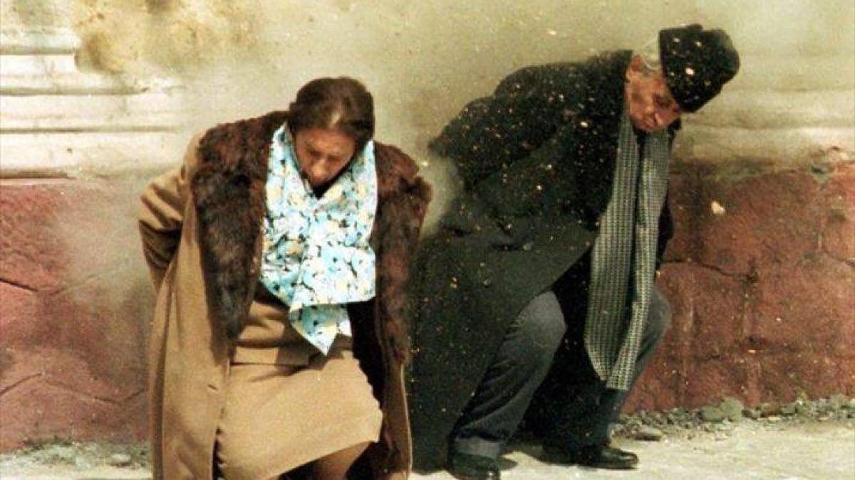 imagini de la deshumarea lui nicolae ceausescu parul celebrul palton si caciula de astrahan au