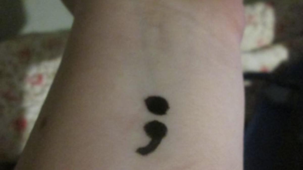 motivul pentru care oamenii din toata lumea isi fac acest tatuaj ce reprezinta punctul si virgula