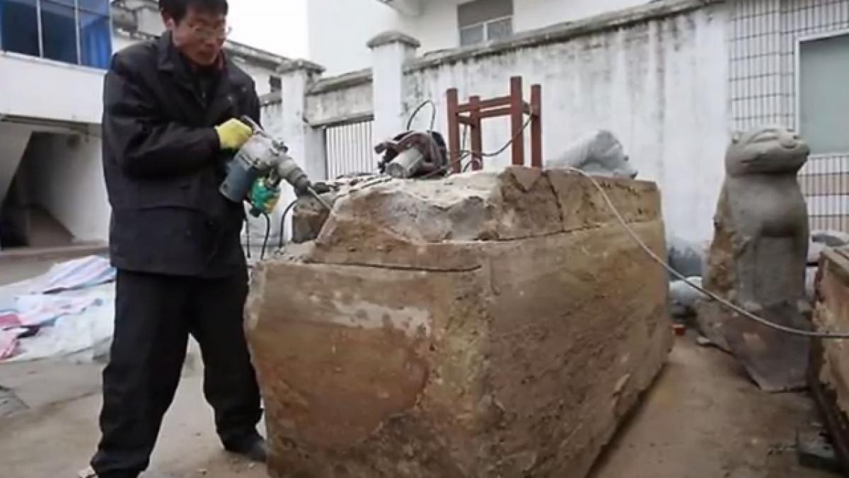 muncitorii lucrau la drum cand au dat peste o cutie uriasa din piatra au decis sa o deschida insa