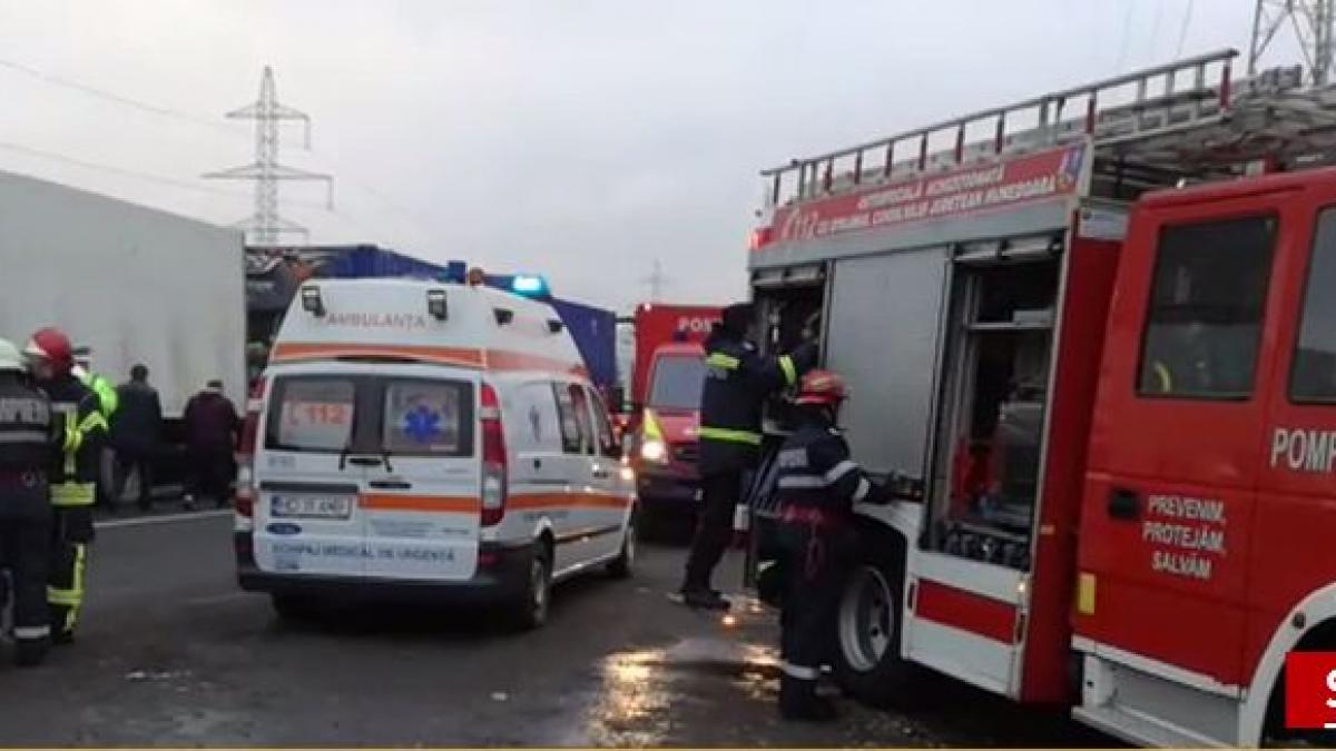 accident grav pe dn7 un tir s a ciocnit cu un microbuz sapte persoane au ajuns la spital raed