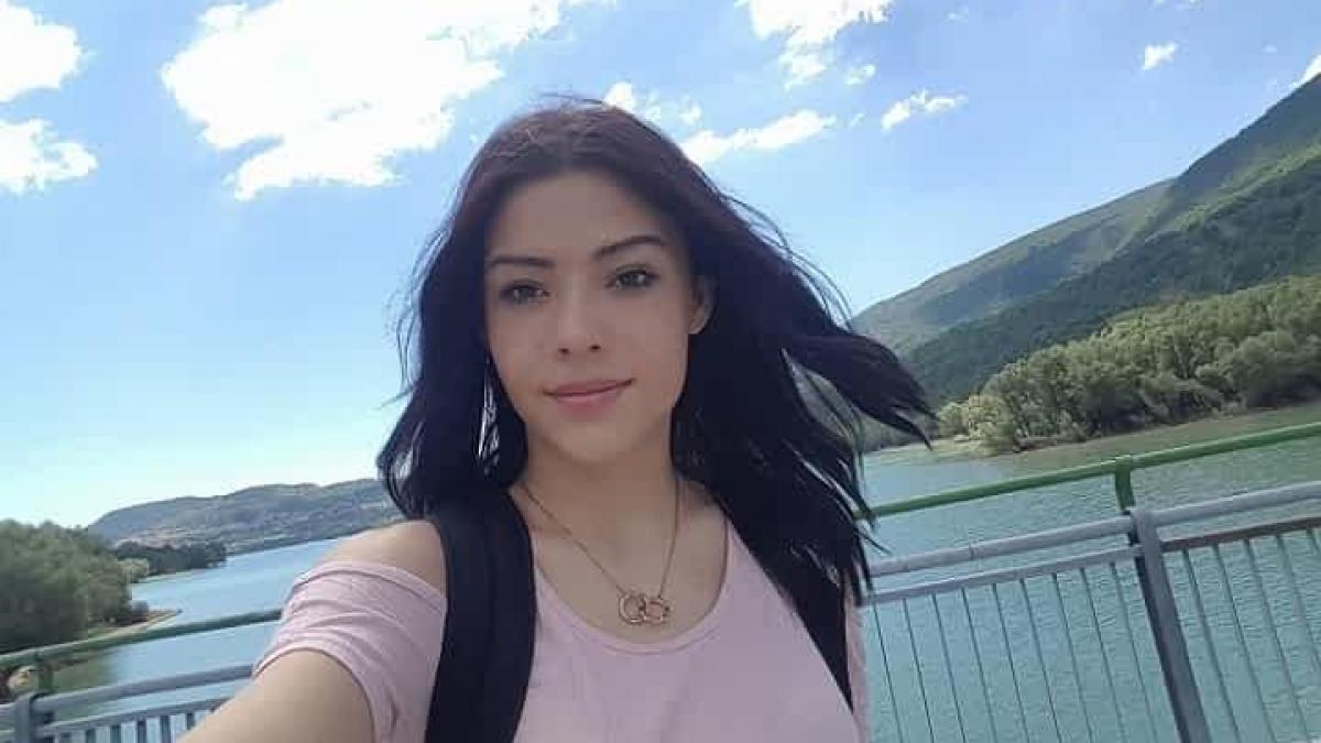 fiica sa intrase in baie si nu dadea niciun semn asa ca tatal a decis sa intre a deschis usa cu