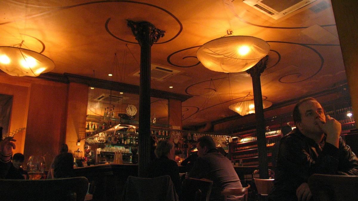 atac armat la o cafenea mai multe persoane si au pierdut viata