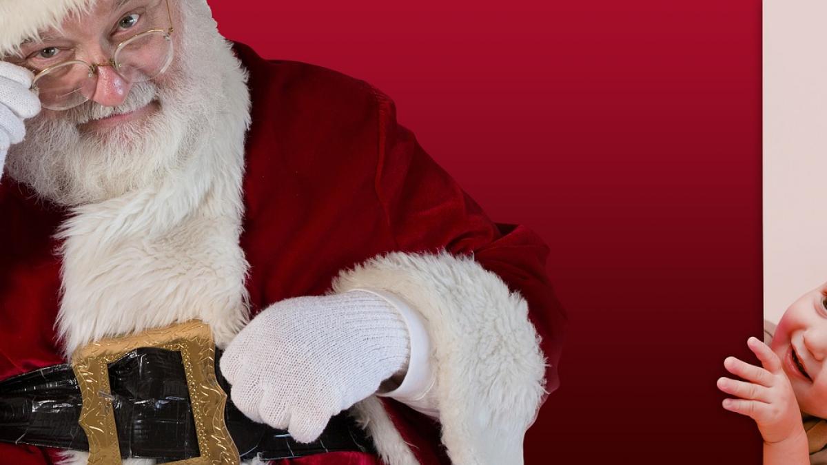 de ce are mos craciun costumul colorat in rosu si alb