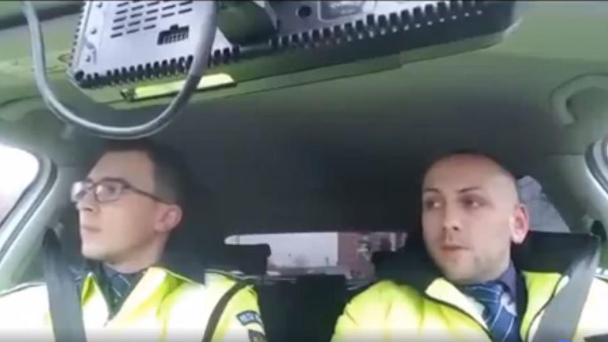 politistii ii deschid calea lui mos craciun lucrul pe care l au facut a devenit viral pe retelele