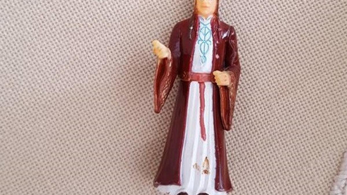 o batrana s a rugat ani la rand la figurina unui personaj din lord of the rings motivul este