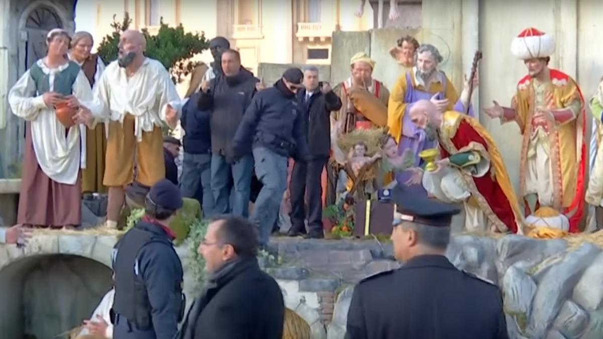 scandal la vatican o activista femen a incercat sa fure statuia lui isus din scena nasterii video
