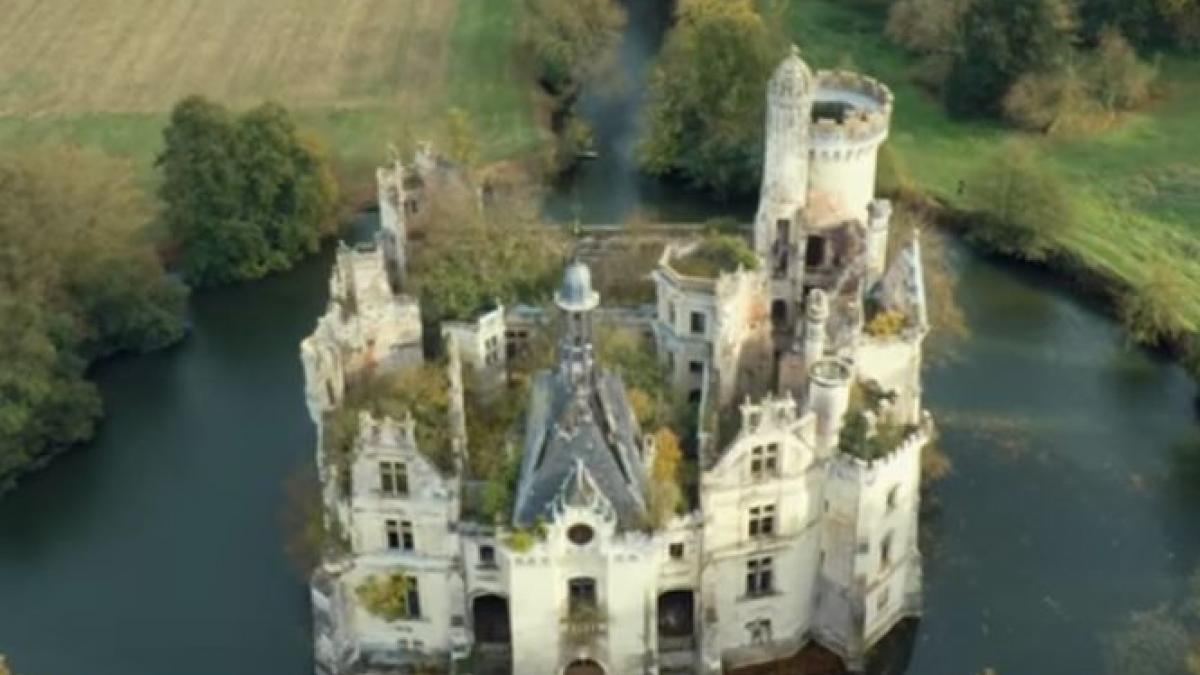 un castel in ruina din franta a fost cumparat de mai multe persoane din 115 tari care a fost pretul
