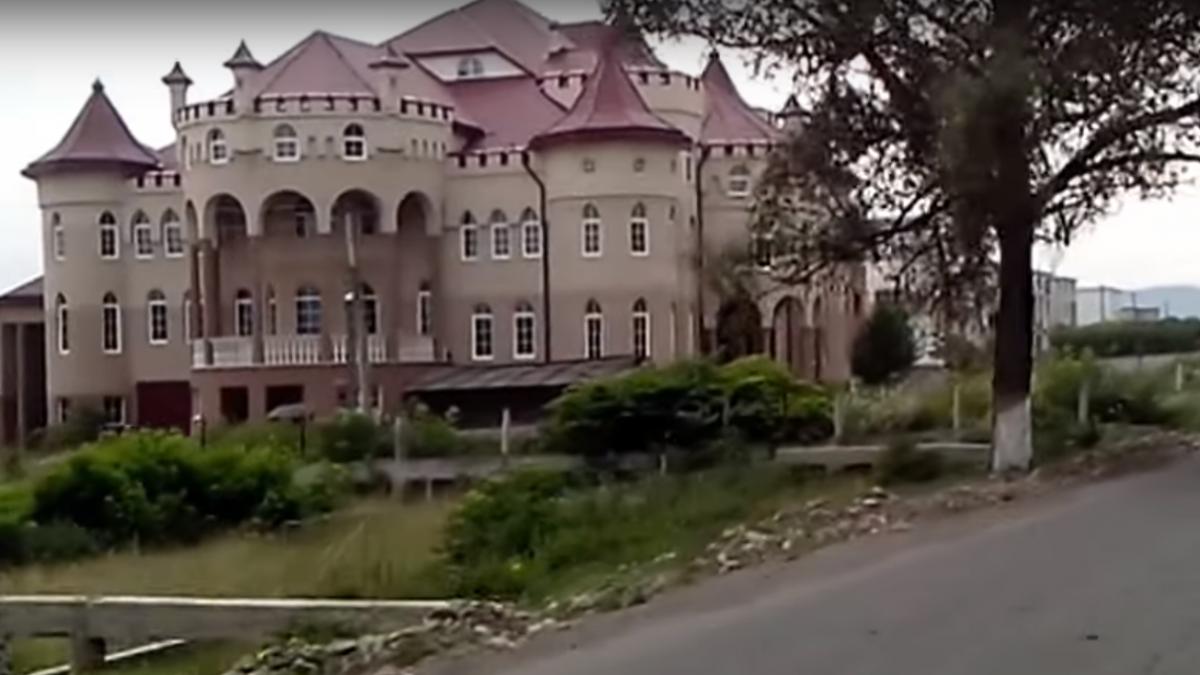 un sat romanesc cea mai bogata localitate rurala din ucraina cea mai mica locuinta are zece camere