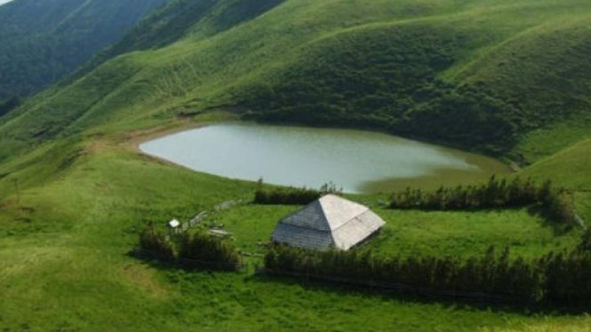 lacul fara fund din romania locul in care oamenii si au aruncat bogatiile