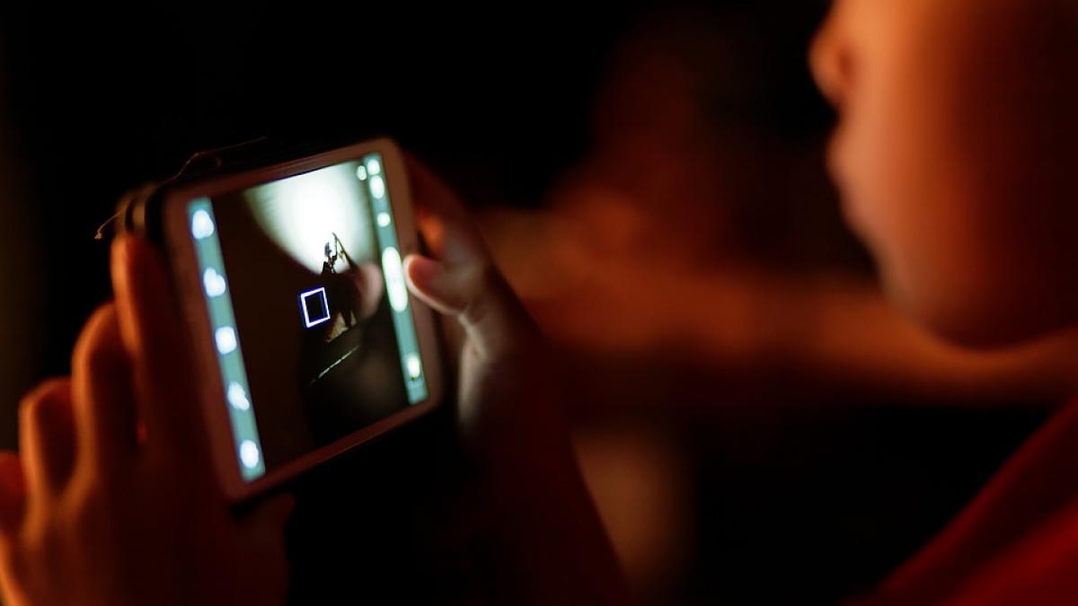 un copil de sase ani a primit un telefon de craciun dar la scurt timp politia a intrat in alerta ce