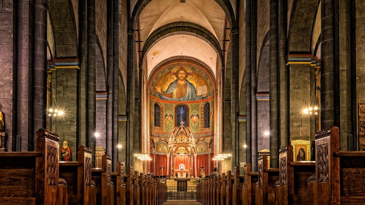 decizia luata de biserica preotii nu se vor mai referi la dumnezeu ca fiind un el