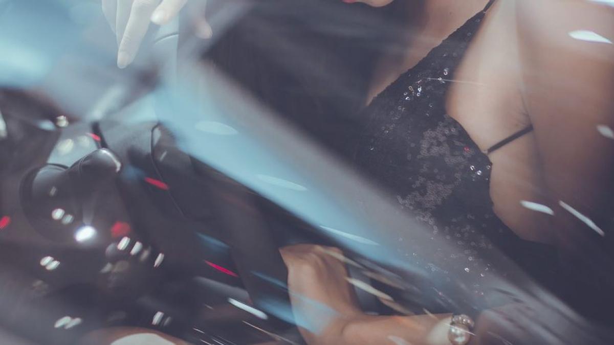 doi tineri din iasi faceau dragoste in masina cand au auzit ceva miscandu se au apucat sa se uite