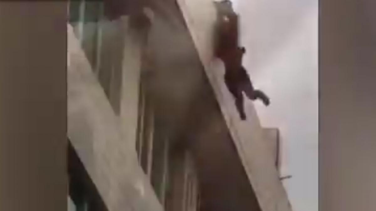 momentul dramatic in care un barbat se arunca de pe bloc dupa ce se certase cu iubita sa