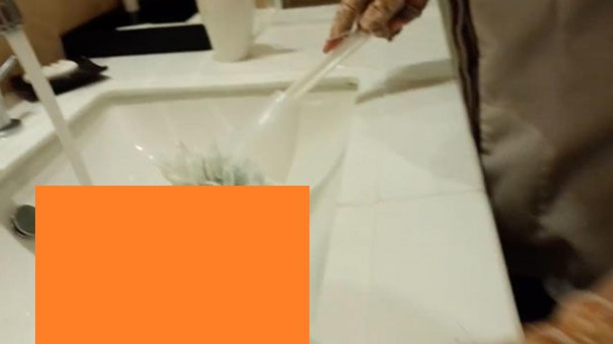 video socant uite la ce folosea camerista peria de wc data viitoare cand te vei mai caza la hotel