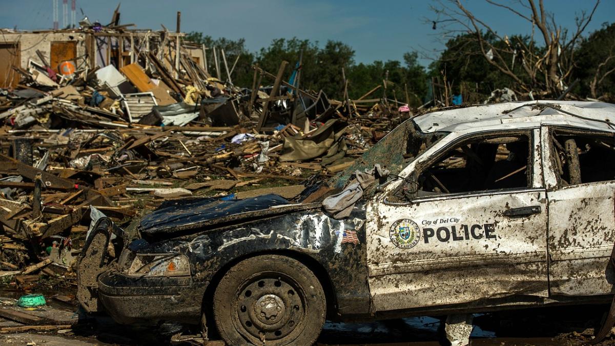 tornada le a distrus casa iar ei au crezut ca au pierdut totul intr o zi au facut o descoperire