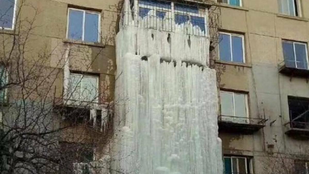 imagine spectaculoasa cu o cascada urbana foto