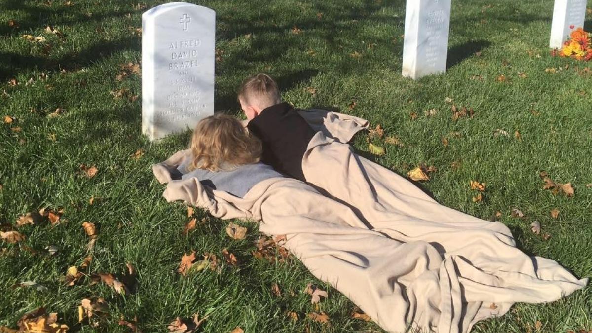 si a dus fiii sa viziteze mormantul tatalui lor micutii i au povestit acestuia ce au facut brusc