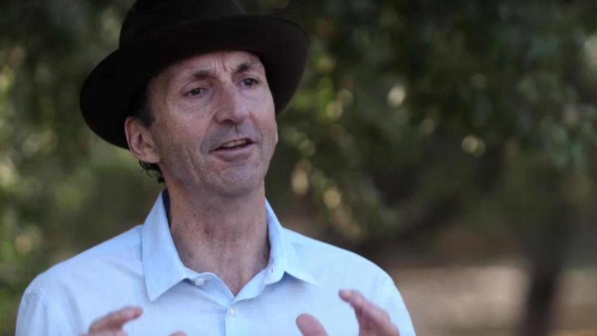 a creat o afacere impreuna cu prietenii sai pentru a si sustine cariera de cantaret este uimitor in