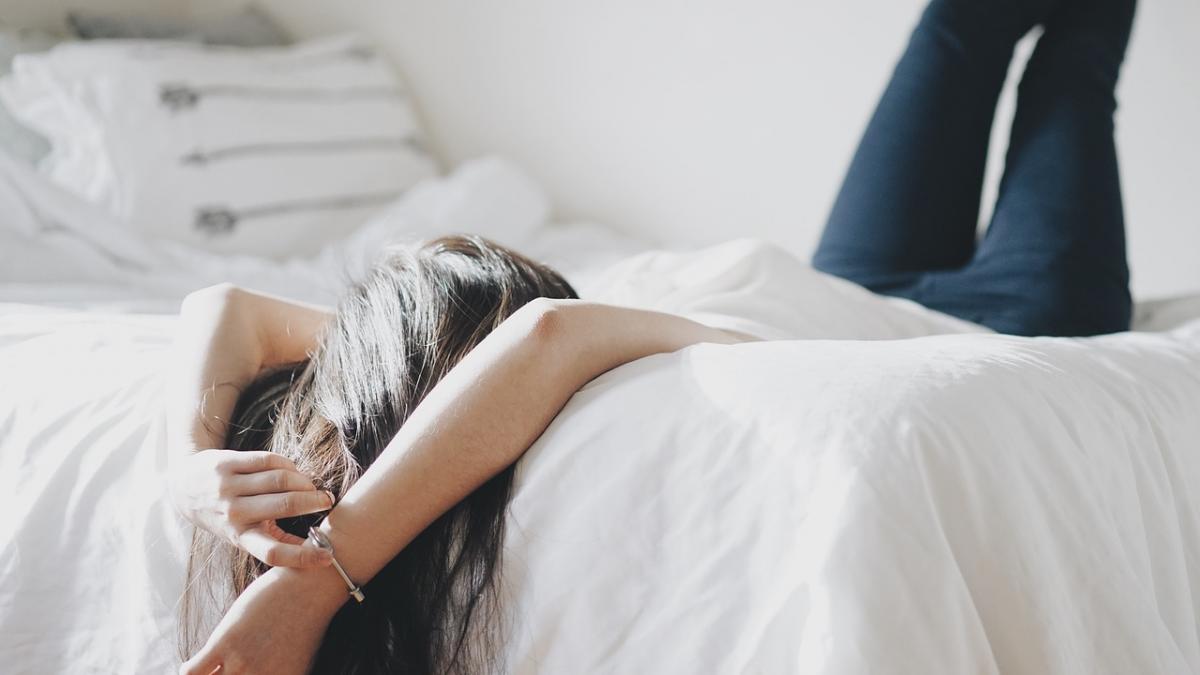 a venit acasa mai devreme si a intrat in dormitor a avut un soc cand a vazut cine se afla in patul