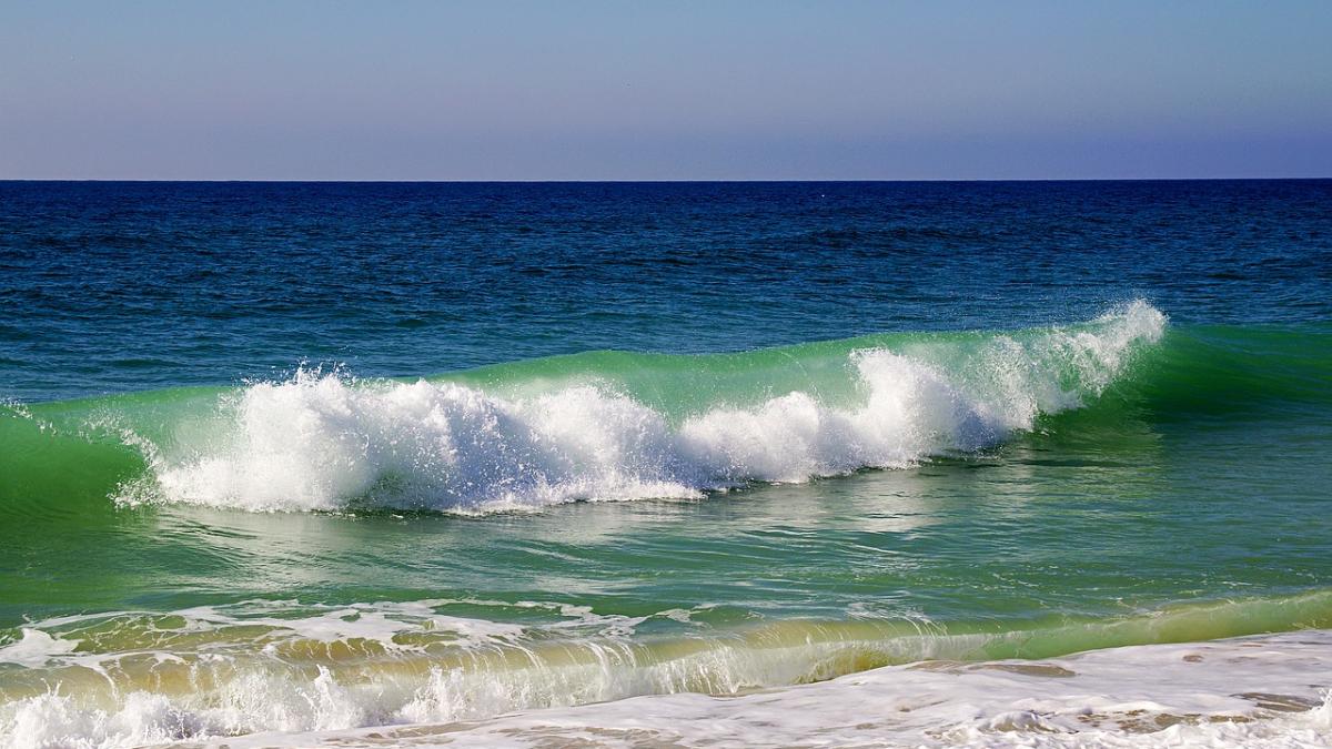 imagine incredibila pe o plaja din statiunea mamaia asta e epava ei de acum inainte