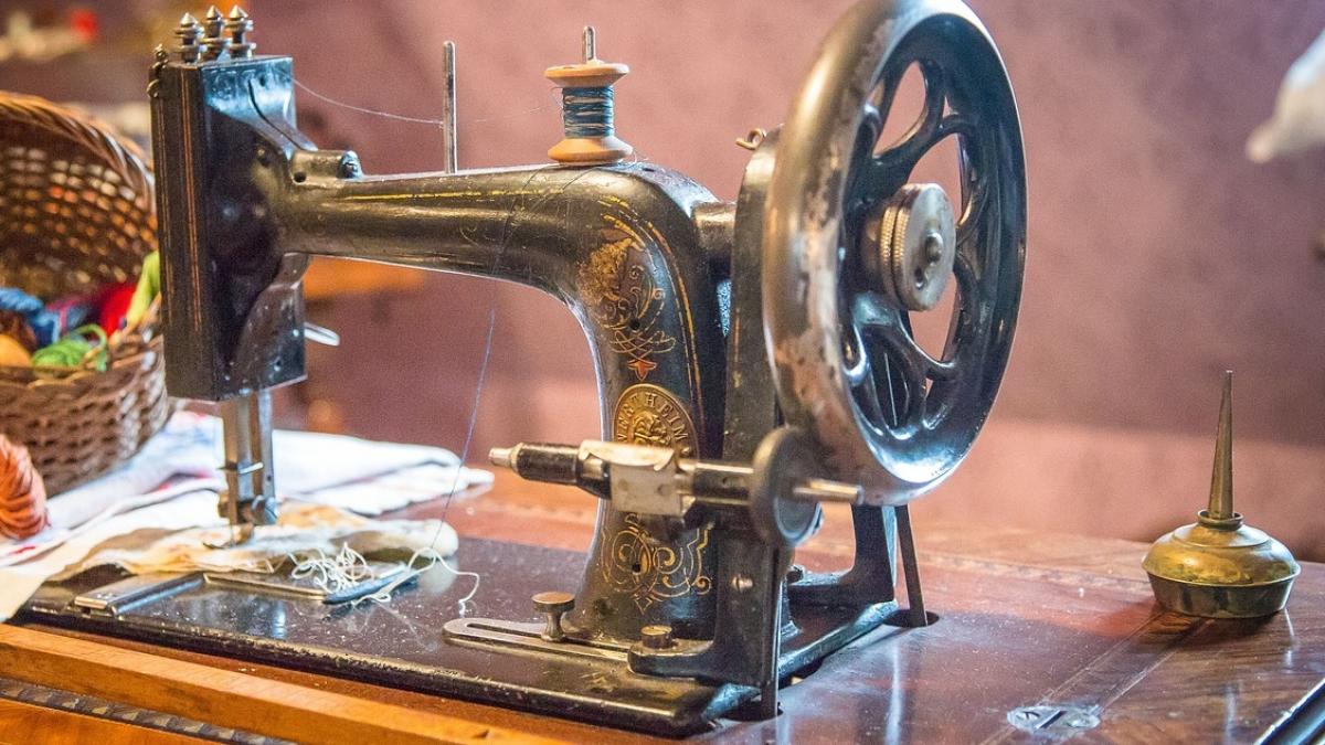 inainte sa moara matusa i a spus nepotului sa se uite sub masina de cusut descoperirea i a schimbat