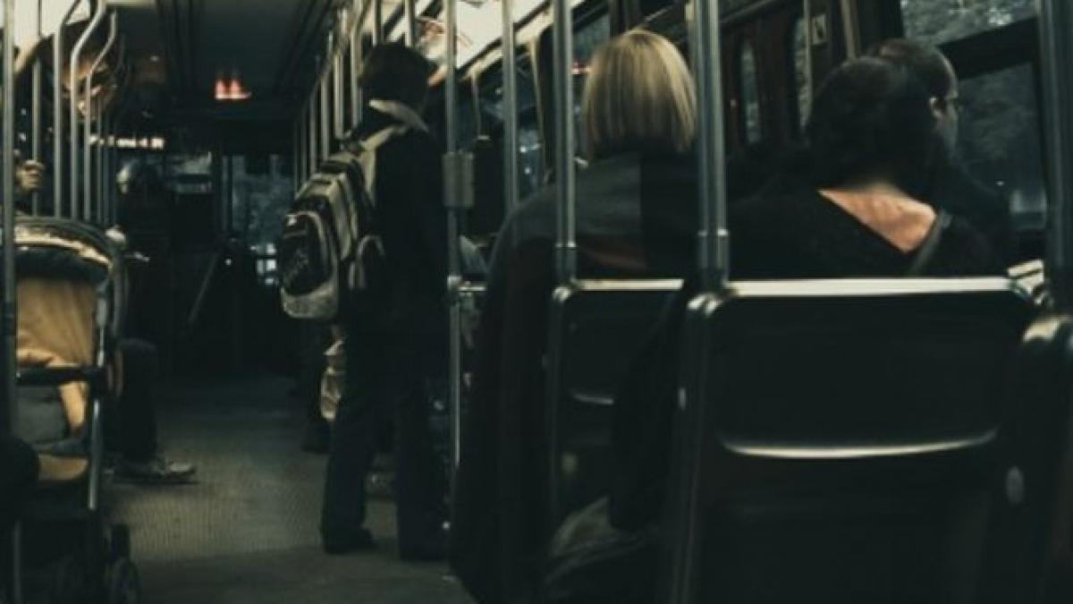 un barbat a lesinat intr un autobuz in bucuresti cum au reactionat calatorii