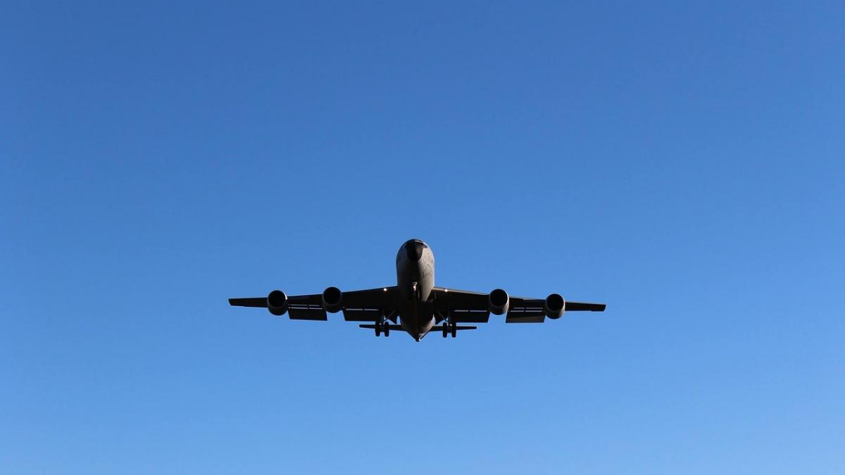 un pasager a folosit iesirea de urgenta a avionului suparat ca a asteptat prea mult