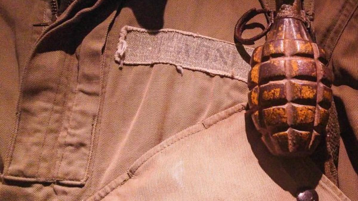 un soldat a scapat din greseala o grenada care avea cuiul de siguranta scos ce a urmat video