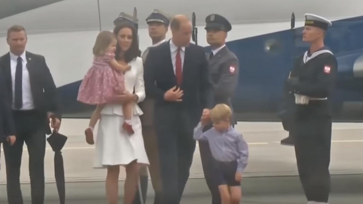 motivul pentru care printul george merge mereu de mana cu tatal sau iar printesa charlotte in