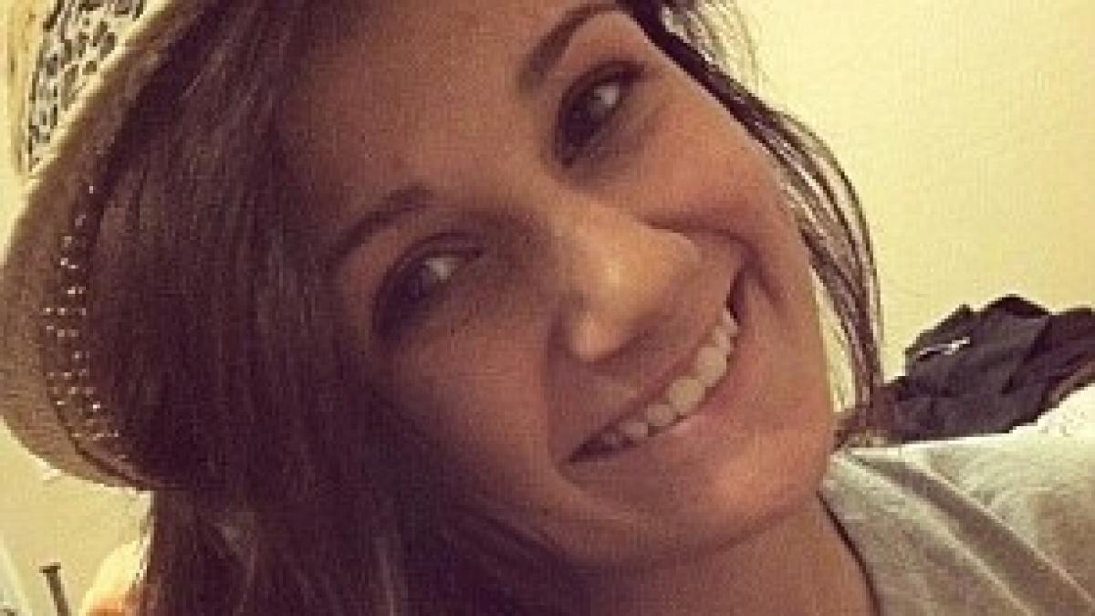 se distra cu prietenii sai cand brusc s a prabusit fara viata medicii au constatat ca adolescenta