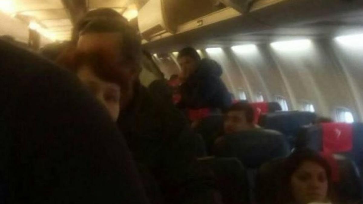 un avion blue air in care se aflau 100 de romani a aterizat de urgenta a pierdut altitudine si se