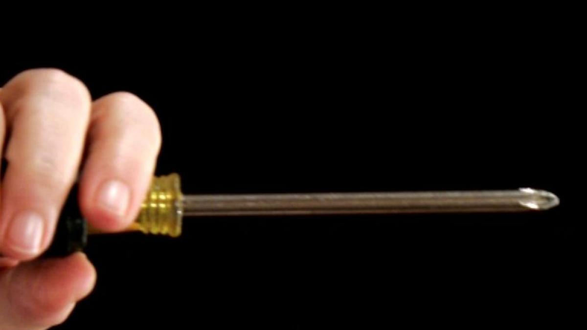 o femeie atacata in lift i a pus surubelnita in gat talharului si a reusit sa il puna pe fuga