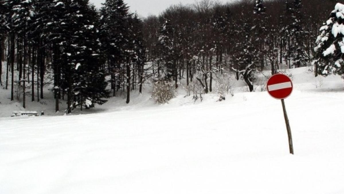 turisti blocati pe un traseu dificil din bucegi spre varfu omu in zona este viscol si ceata