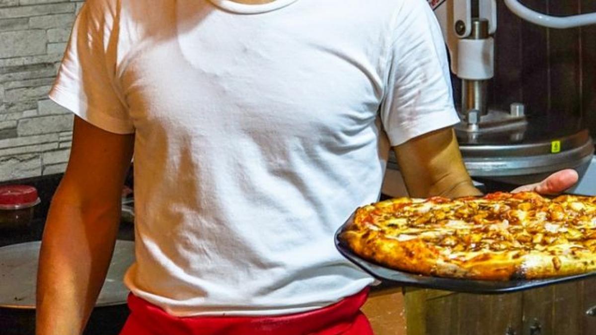 a livrat pizza si a plecat urland de frica era cu drujba langa mine ce a patit barbatul