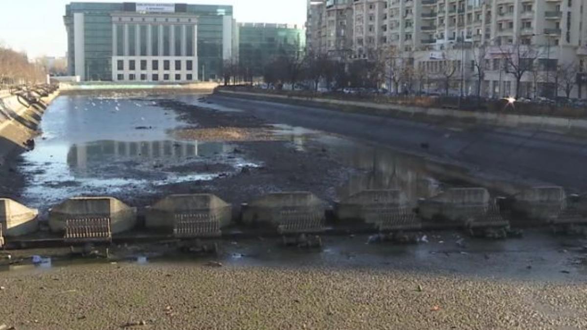 bucurestenii trebuie sa suporte mirosul de namol timp de zece zile ce se intampla acum in centrul